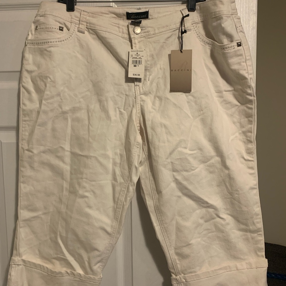 Baccini Cream Relaxed Denim Shorts with Classic Fit Size 18W